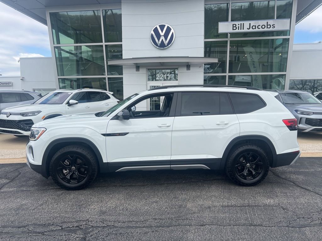 Used 2025 Volkswagen Atlas Peak Edition SE image 3