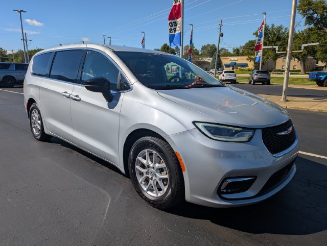 Used 2024 Chrysler Pacifica Touring-L FWD image 7