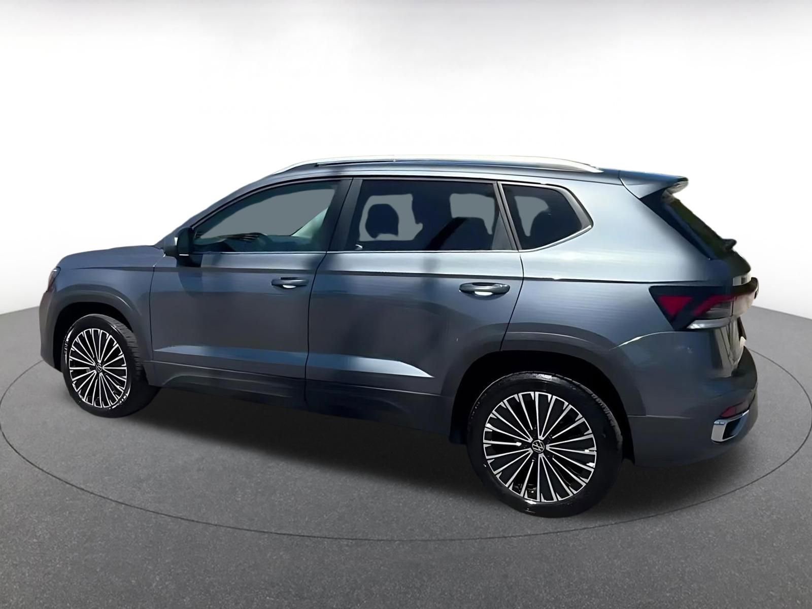 Used 2025 Volkswagen Taos SE FWD image 10