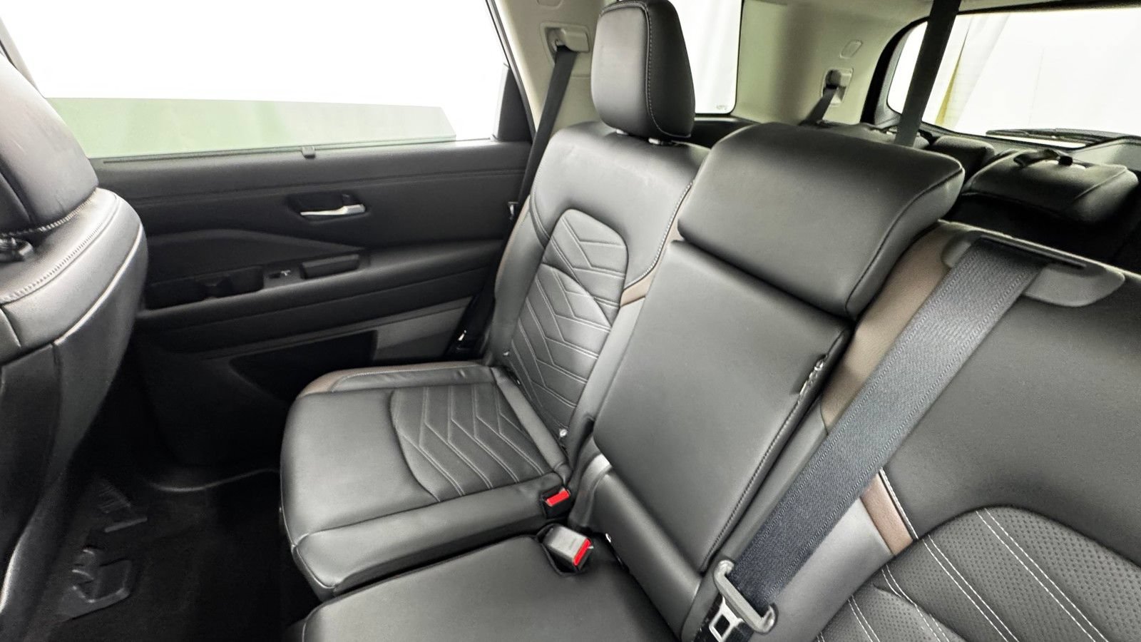 Certified 2025 Nissan Pathfinder Platinum AWD/4WD image 16