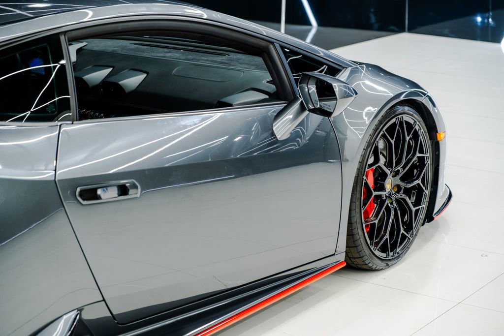 Used 2021 Lamborghini Huracan EVO image 12