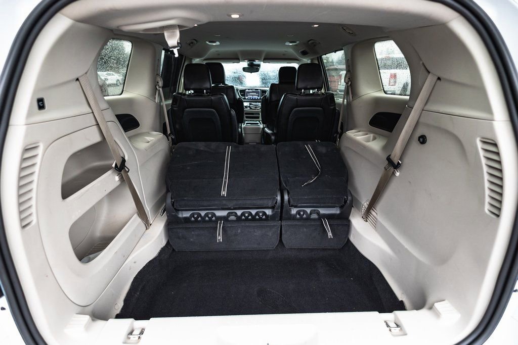 Used 2024 Chrysler Pacifica Touring-L image 39