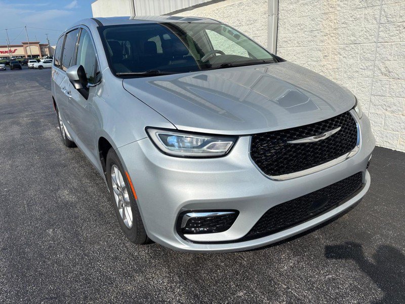 Used 2023 Chrysler Pacifica Touring-L FWD image 2