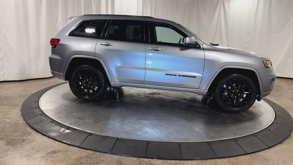 Used 2021 Jeep Grand Cherokee Laredo X image 2
