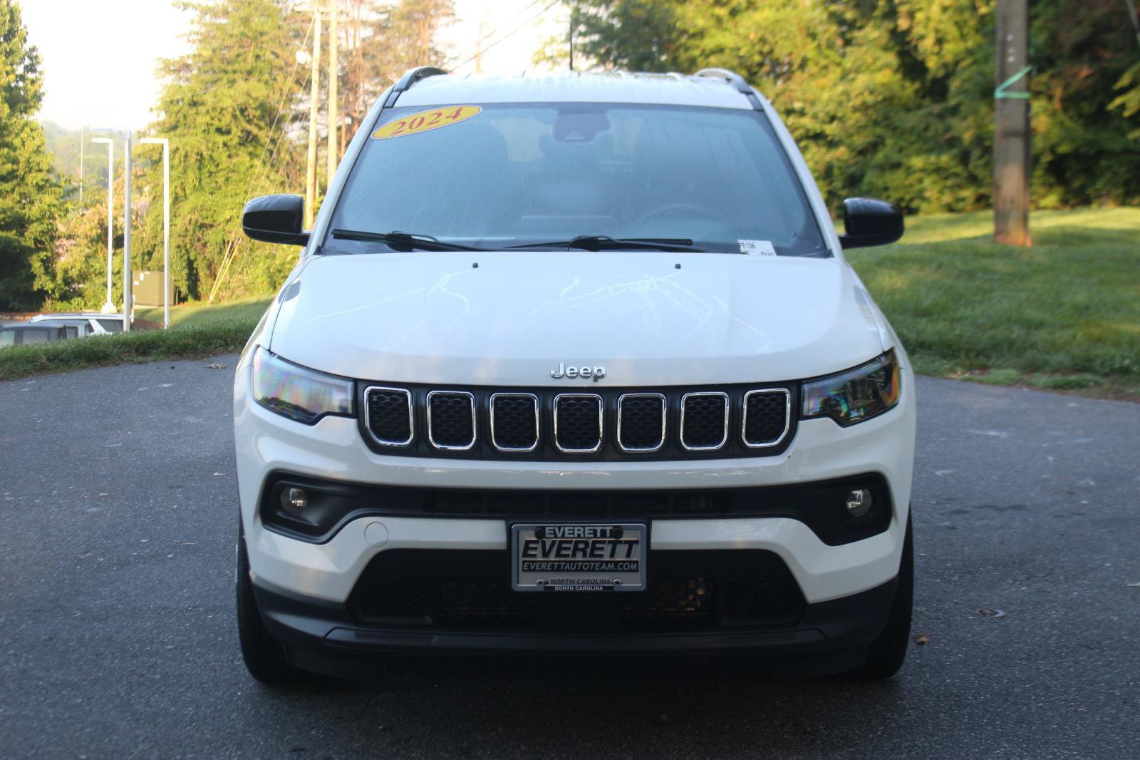Used 2024 Jeep Compass Latitude AWD/4WD image 2
