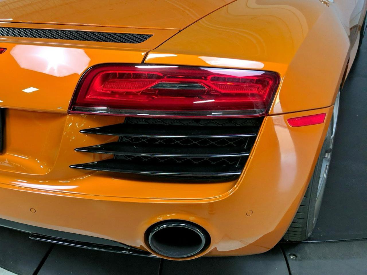 Used 2015 Audi R8 V8 w/ Full Leather Package image 11