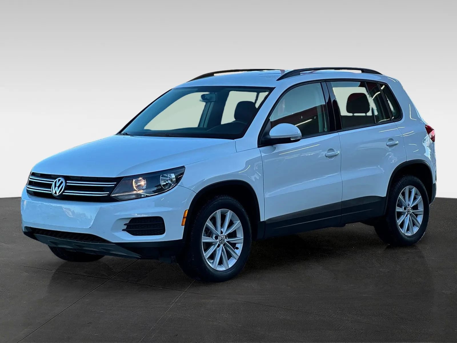 Used 2017 Volkswagen Tiguan Limited w/ Premium Package image 3