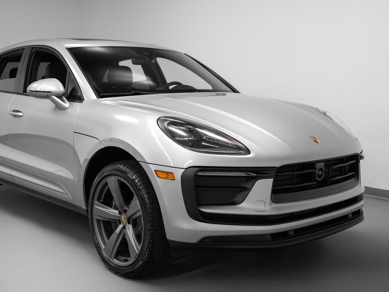Certified 2025 Porsche Macan image 9