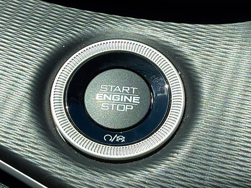 Used 2023 Jeep Grand Cherokee Laredo AWD/4WD image 35