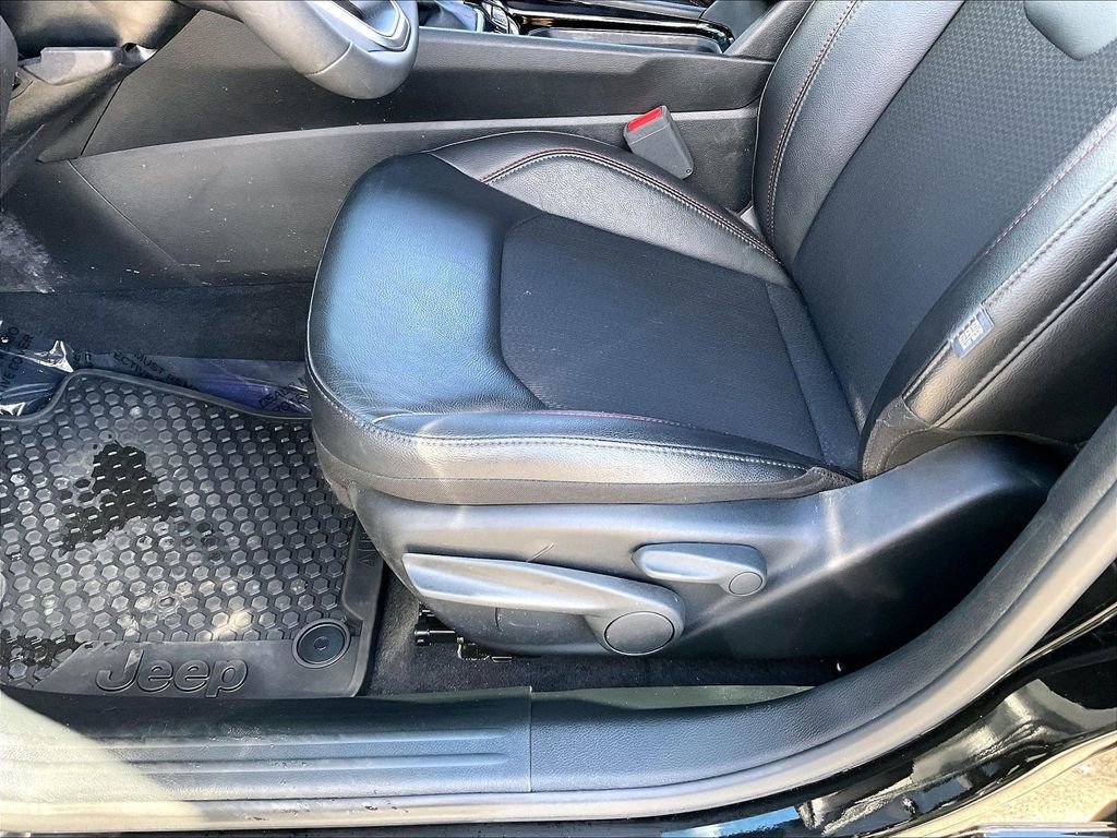 Used 2025 Jeep Compass Trailhawk image 33