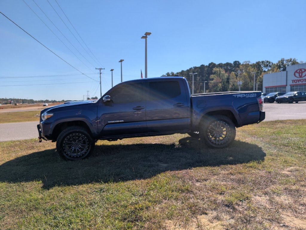 Used 2022 Toyota Tacoma TRD Sport w/ Technology Package AWD/4WD image 2
