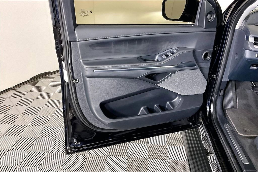 Used 2025 Lincoln Navigator Reserve image 24