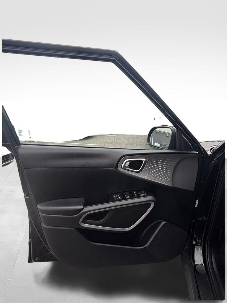 Used 2023 Kia Soul S FWD image 11