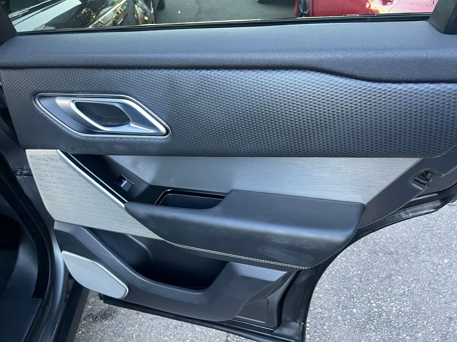 Used 2019 Land Rover Range Rover Velar R-Dynamic SE image 30