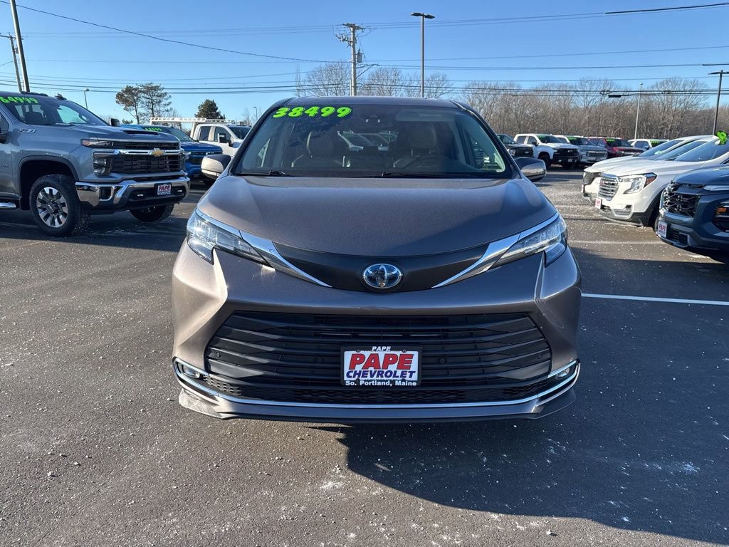 Used 2022 Toyota Sienna XLE image 10