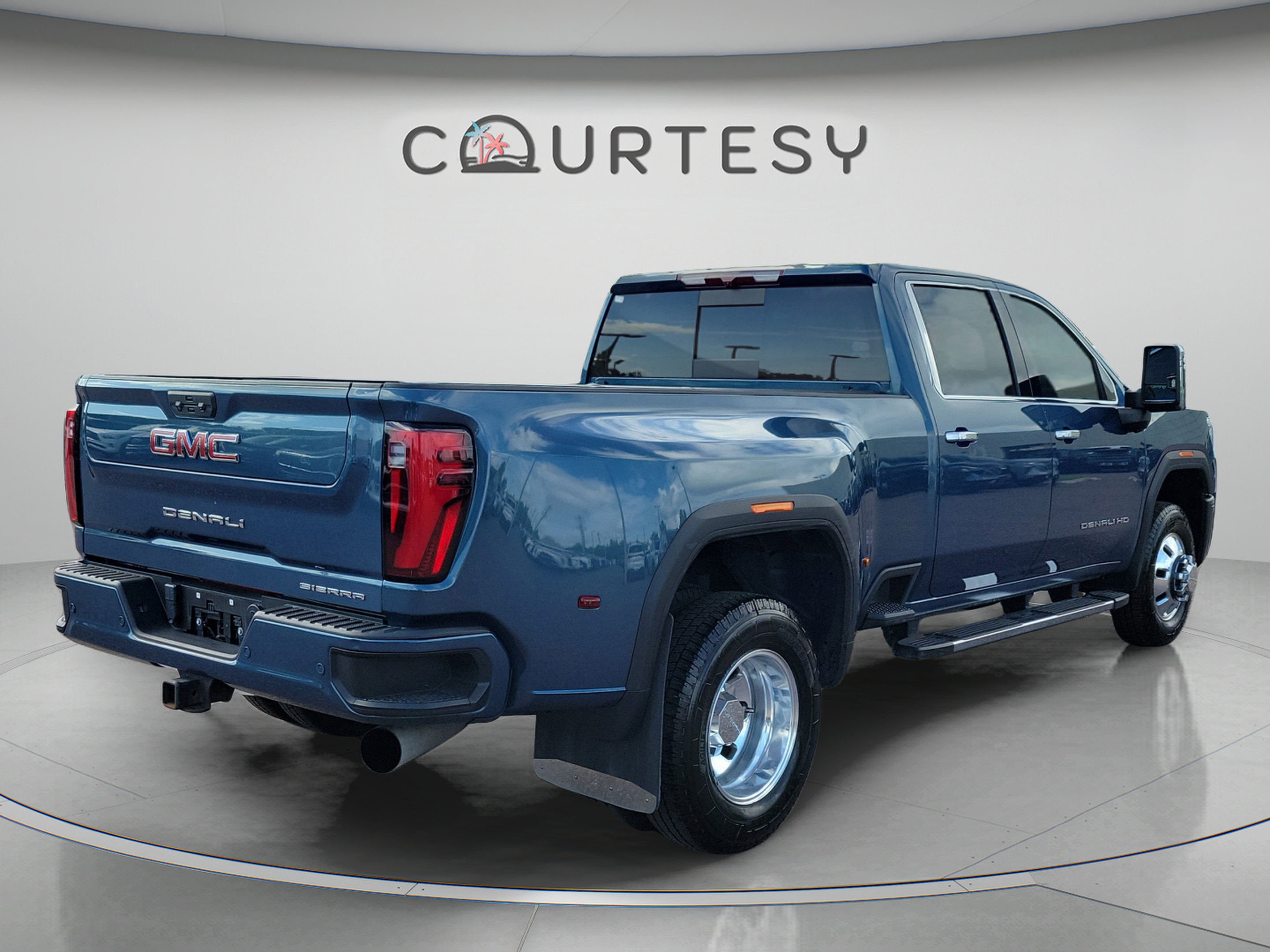 Used 2024 GMC Sierra 3500 Denali AWD/4WD image 3