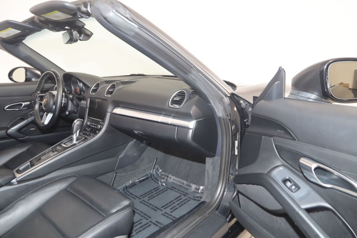 Used 2017 Porsche 718 Boxster RWD image 34