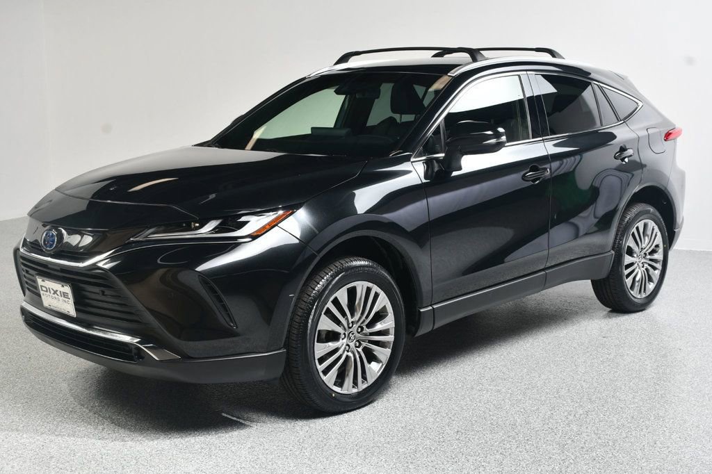 Used 2022 Toyota Venza XLE image 2