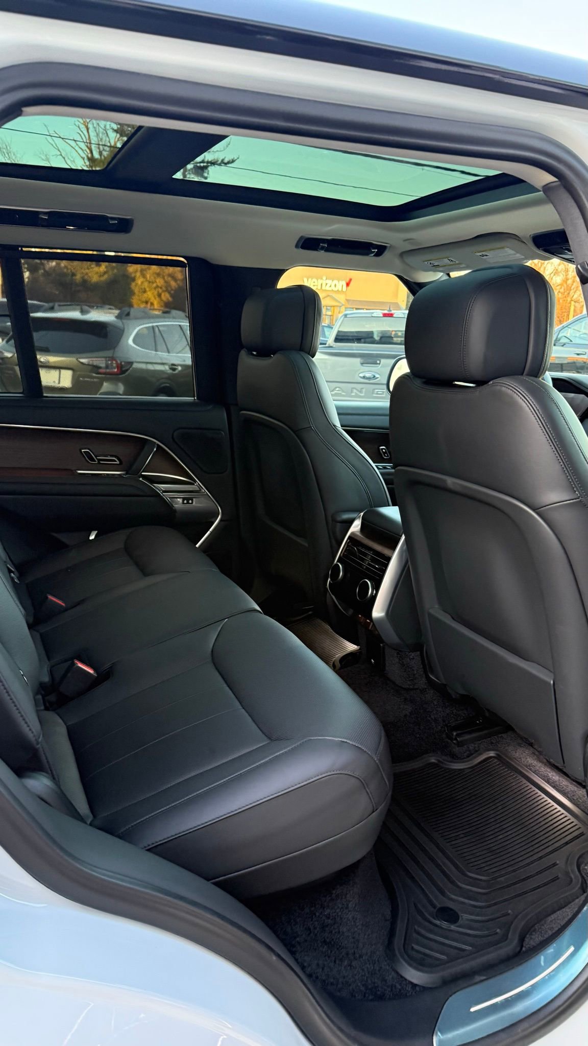 Used 2025 Land Rover Range Rover SE image 30