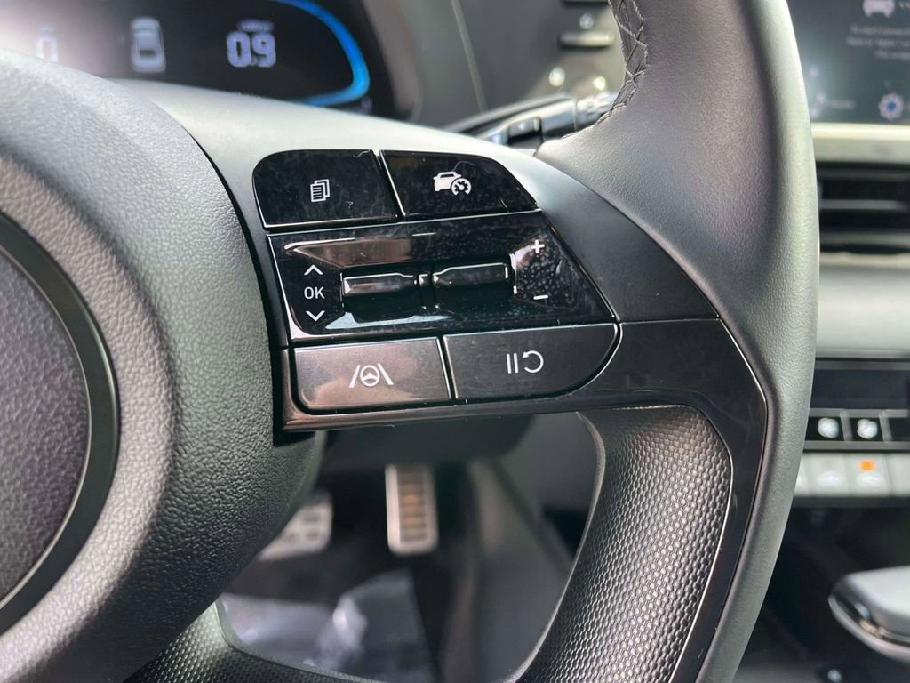 Used 2025 Hyundai Elantra Sport image 16