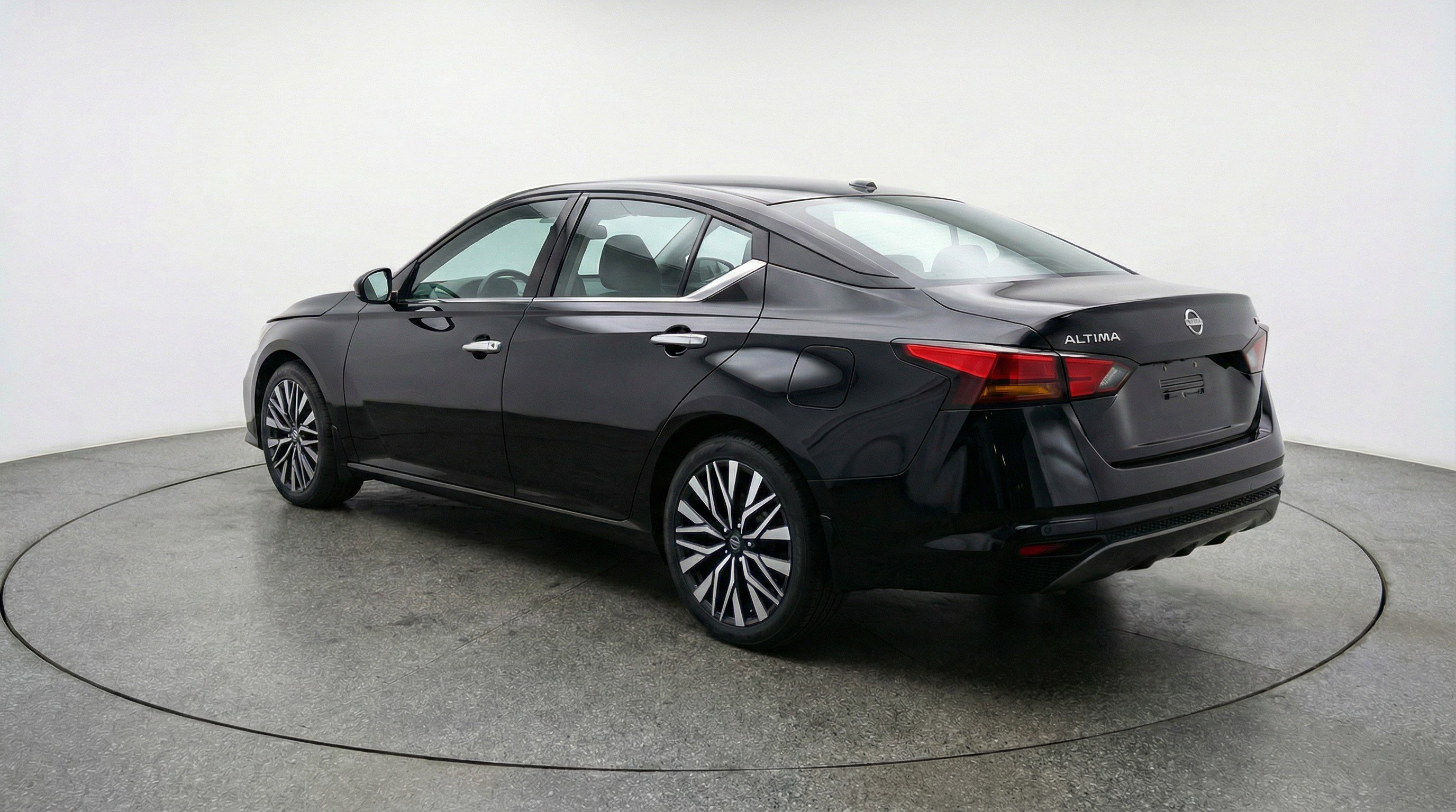 Used 2025 Nissan Altima 2.5 SV FWD image 6