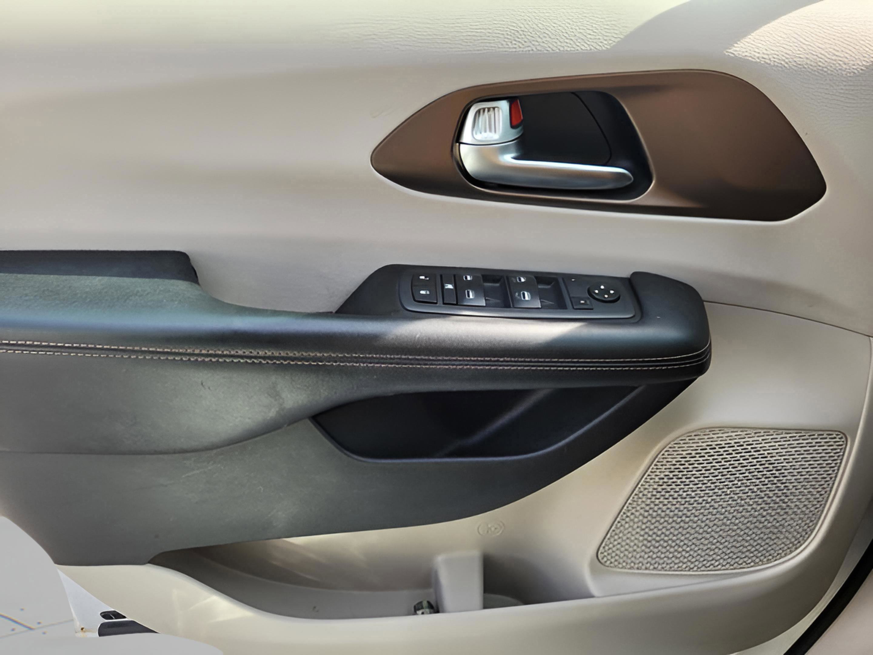 Used 2019 Chrysler Pacifica Touring Plus image 33