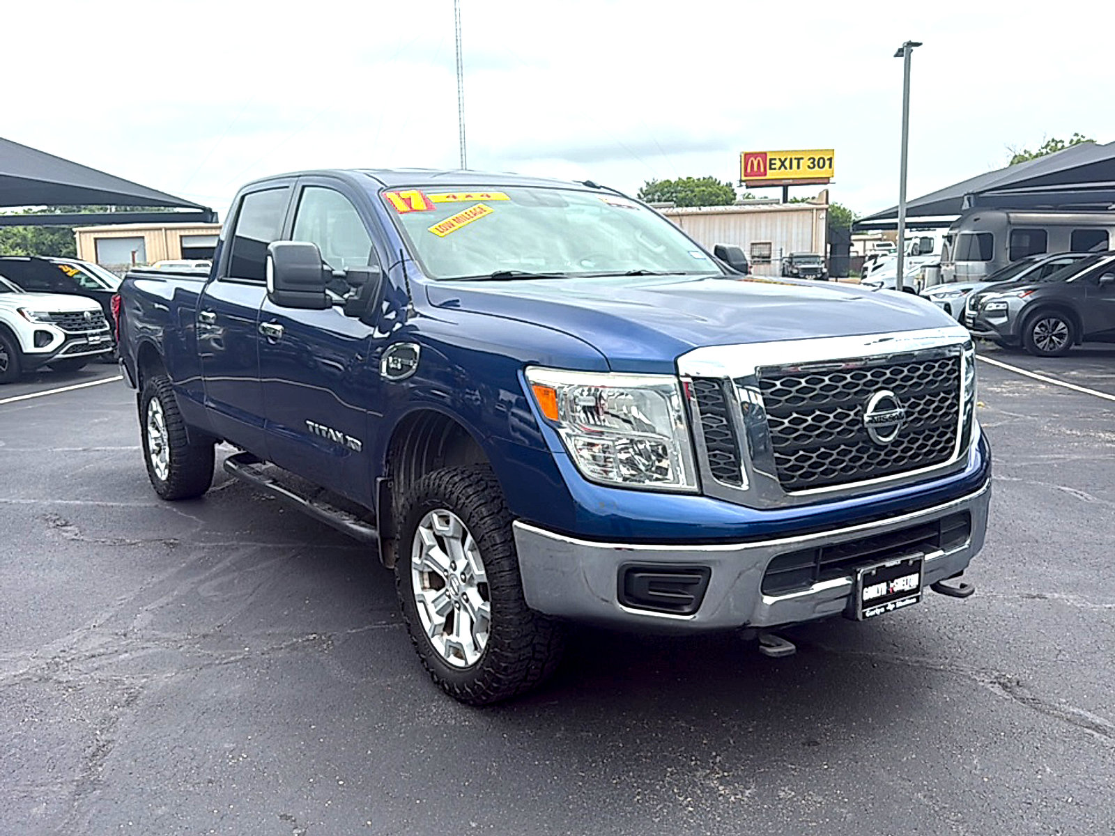 Used 2017 Nissan Titan SV w/ Heavy Duty GAWR Package AWD/4WD image 2