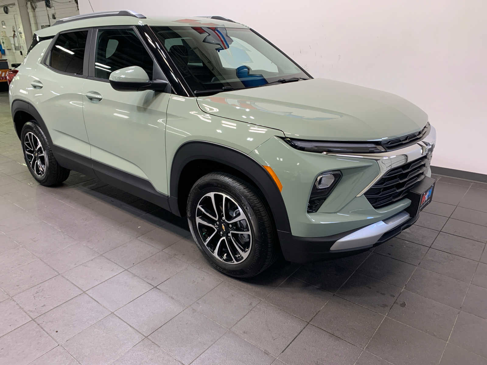 Used 2025 Chevrolet TrailBlazer LT w/ Driver Confidence Package image 2