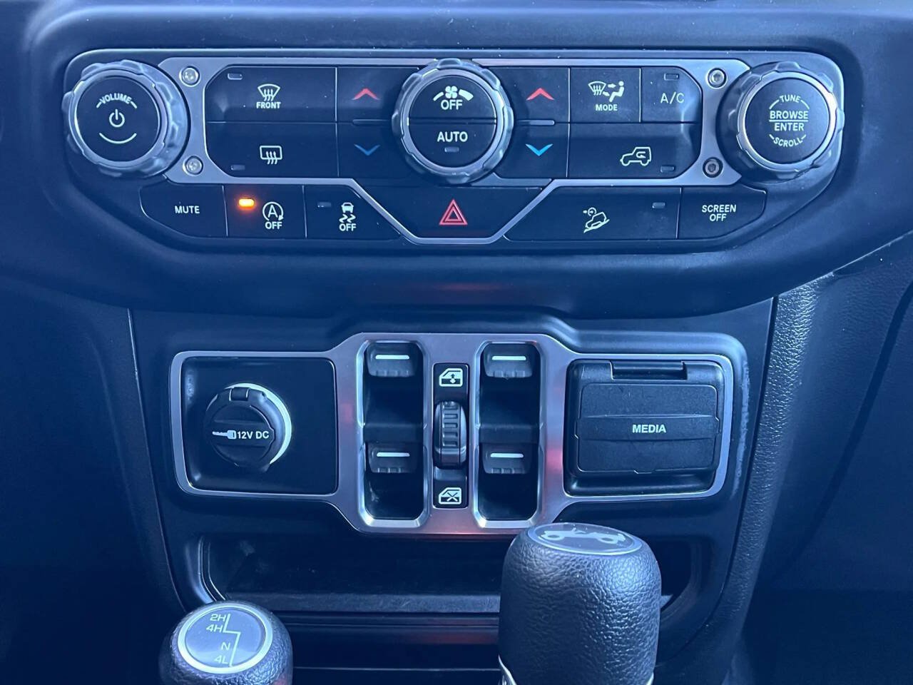 Used 2020 Jeep Wrangler Unlimited Sahara w/ Uconnect 4C Nav & Sound Group AWD/4WD image 23