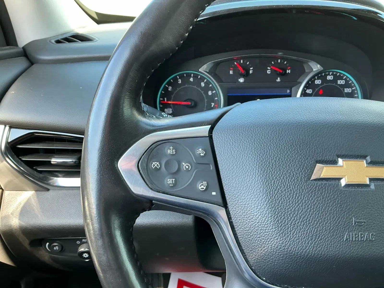 Used 2021 Chevrolet Traverse LT image 28