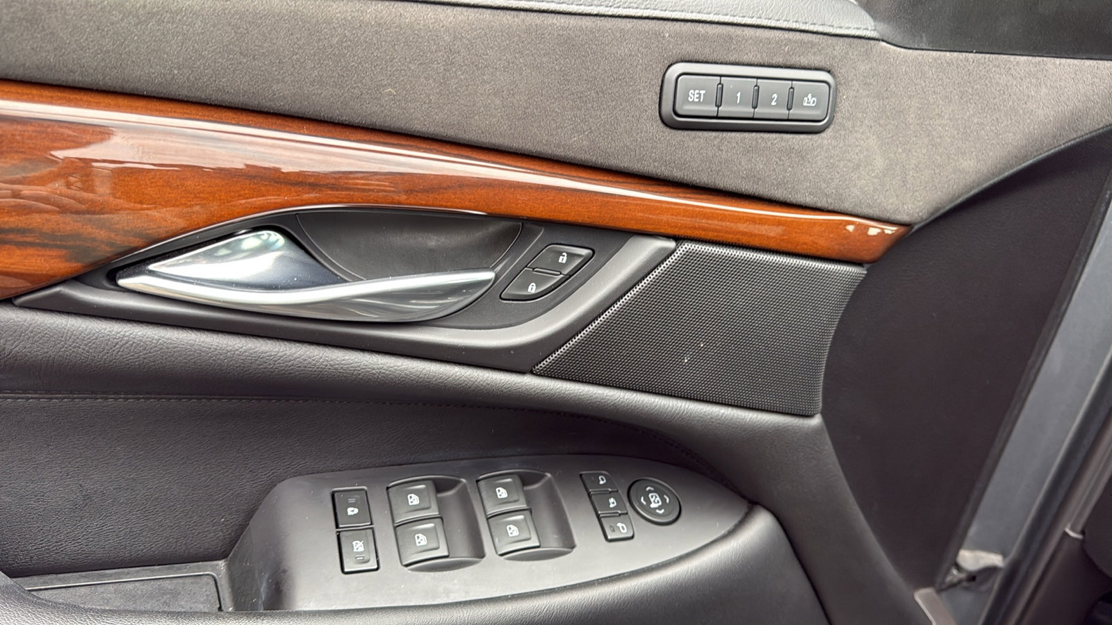 Used 2018 Cadillac Escalade Luxury image 11