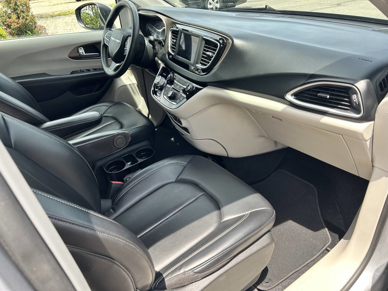 Used 2020 Chrysler Voyager Lxi image 19