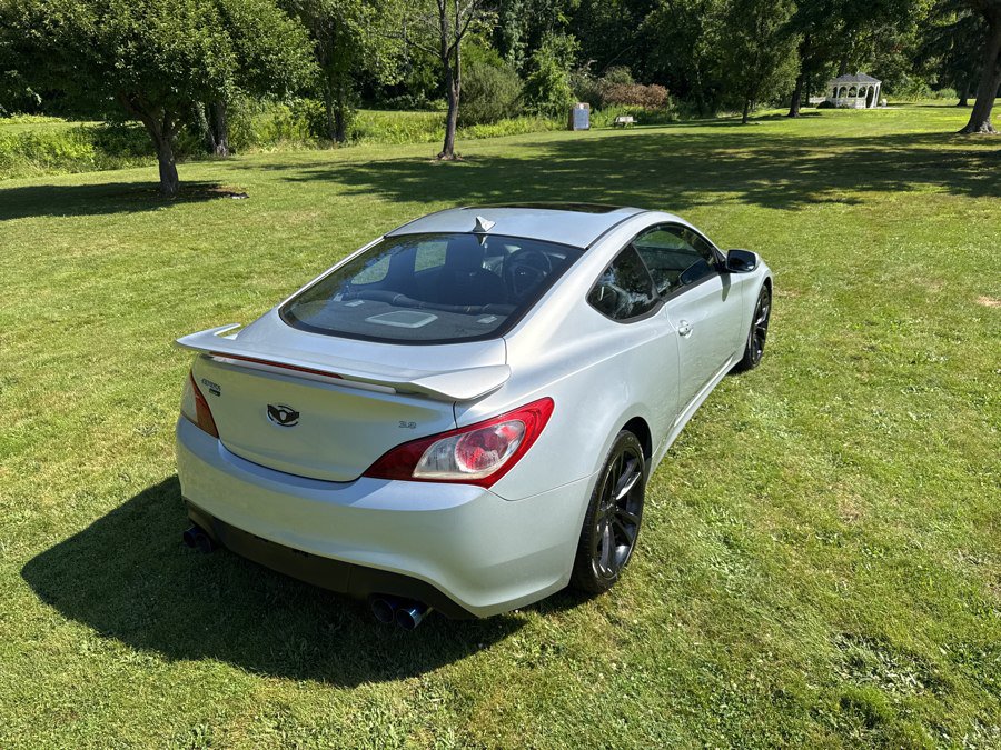 Used 2010 Hyundai Genesis 3.8 RWD image 19