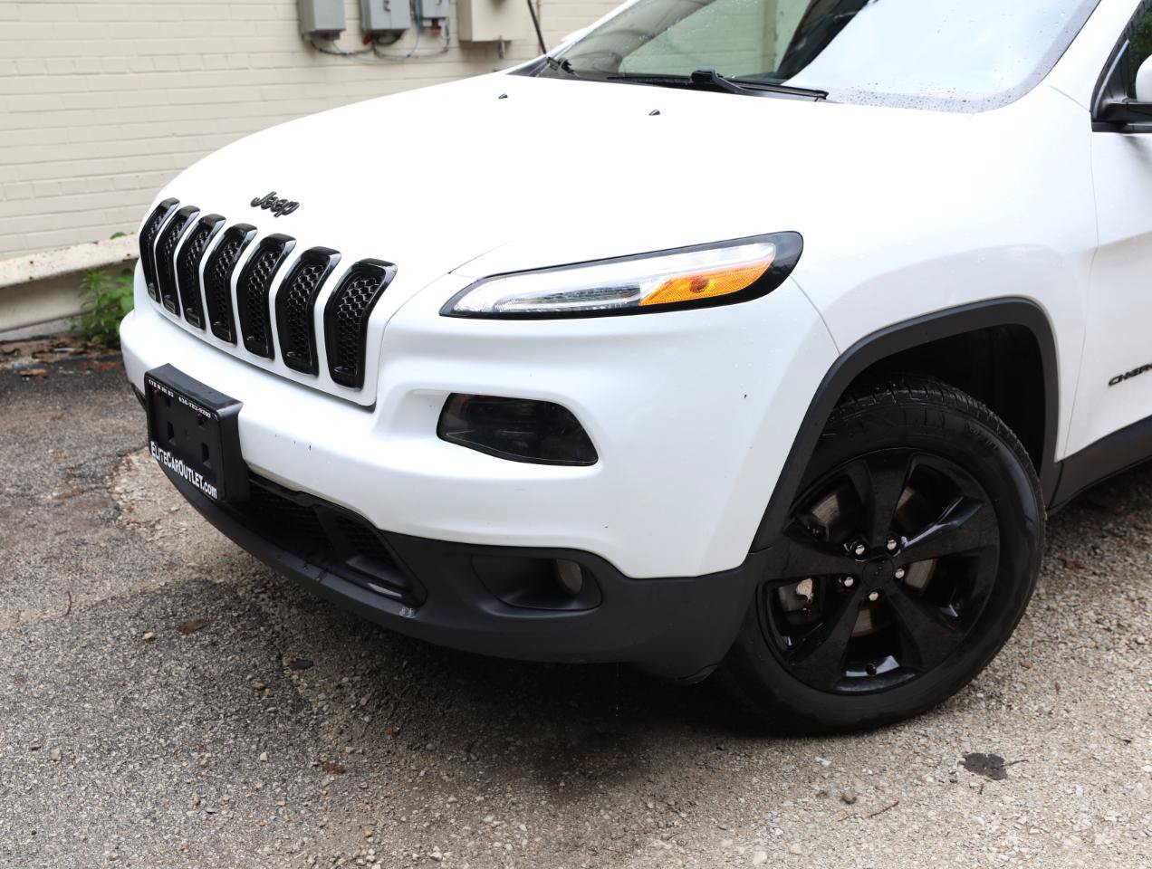 Used 2018 Jeep Cherokee Latitude w/ Altitude Package AWD/4WD image 2