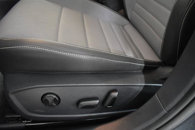 Used 2025 Volkswagen Jetta SE image 12