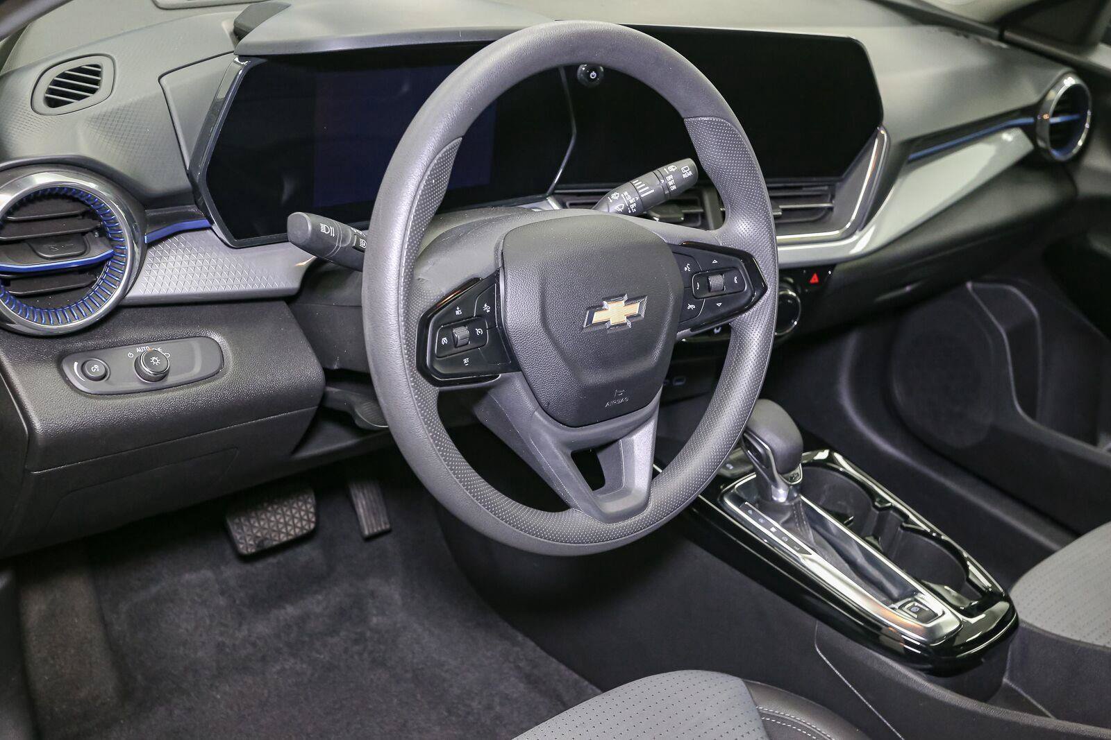 Used 2025 Chevrolet Trax LT FWD image 22