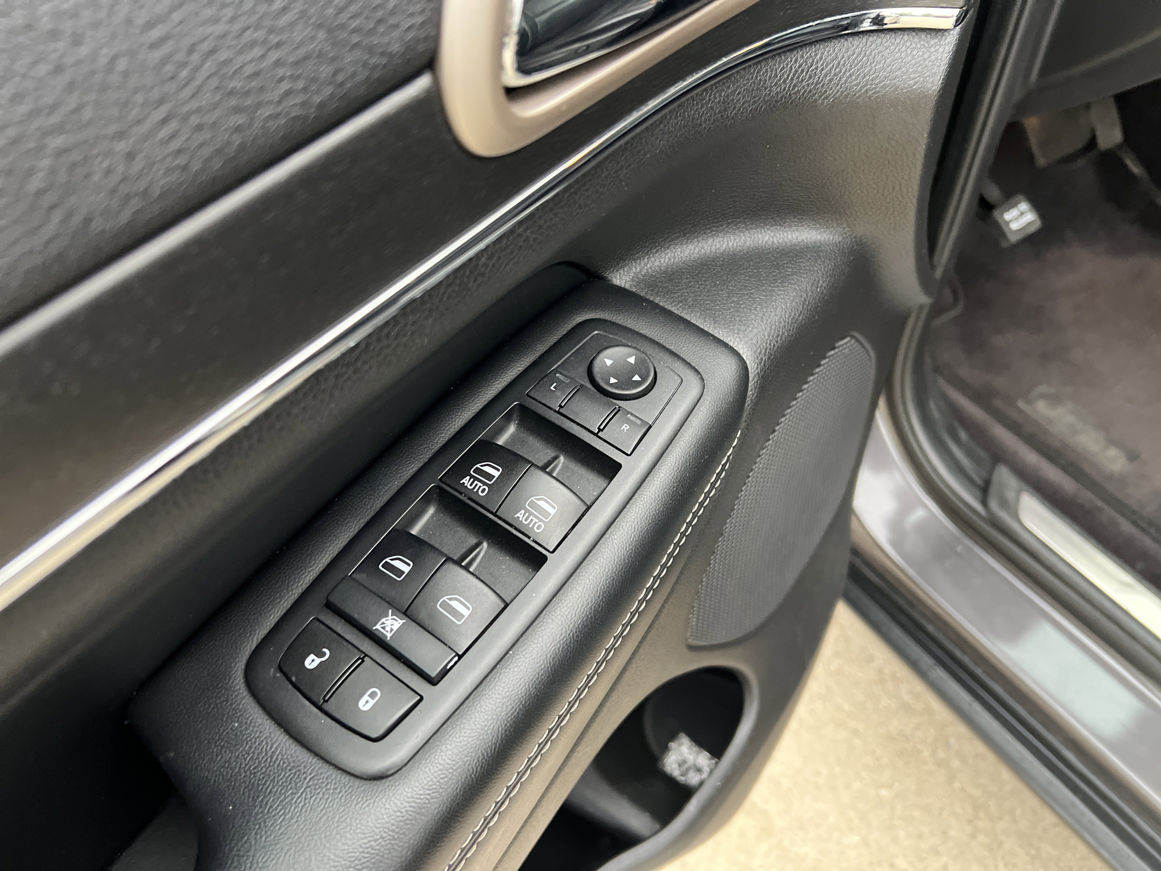 Used 2017 Jeep Grand Cherokee Limited w/ Luxury Group II RWD image 14