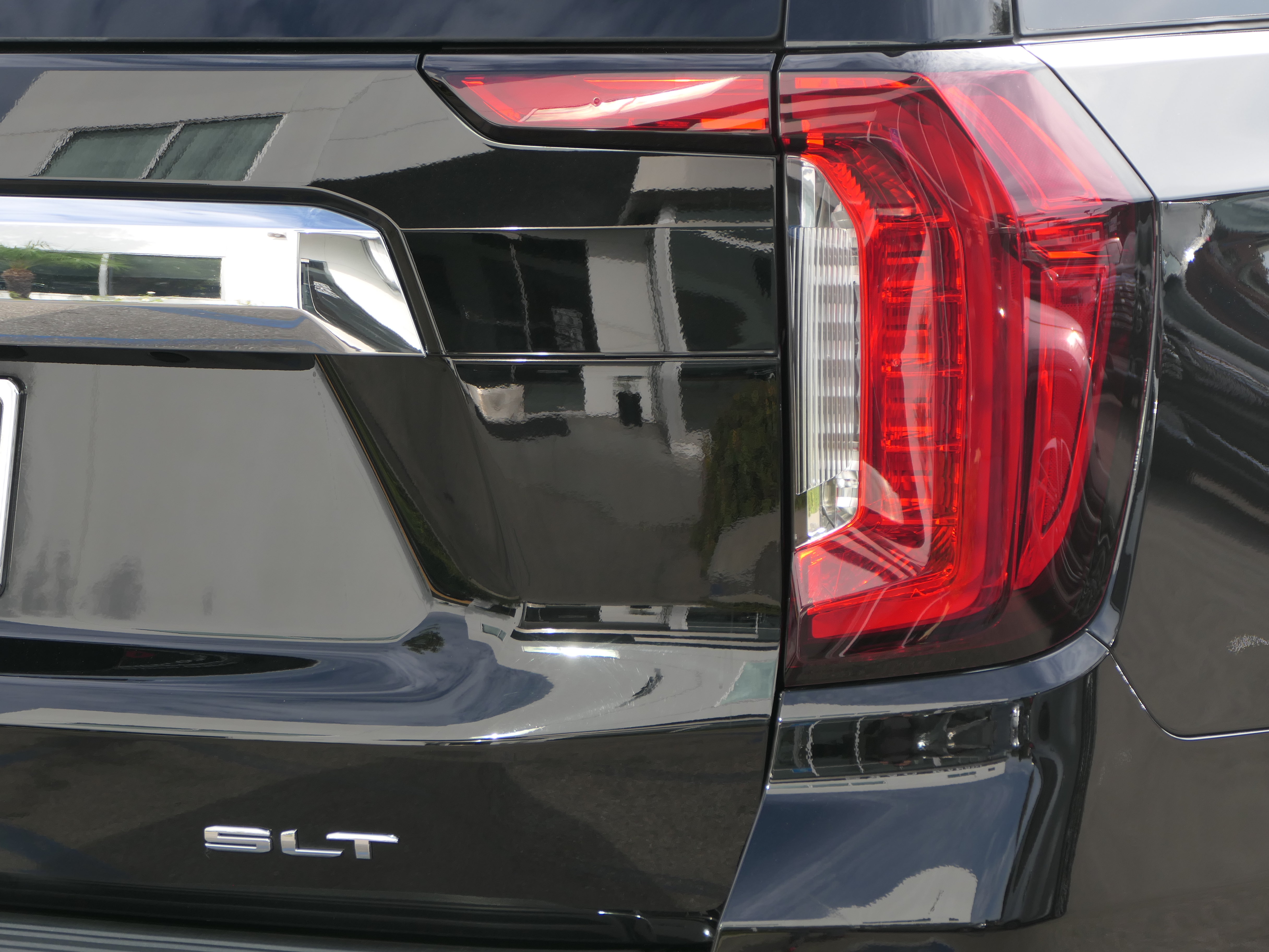 Used 2023 GMC Yukon SLT w/ SLT Premium Package AWD/4WD image 6