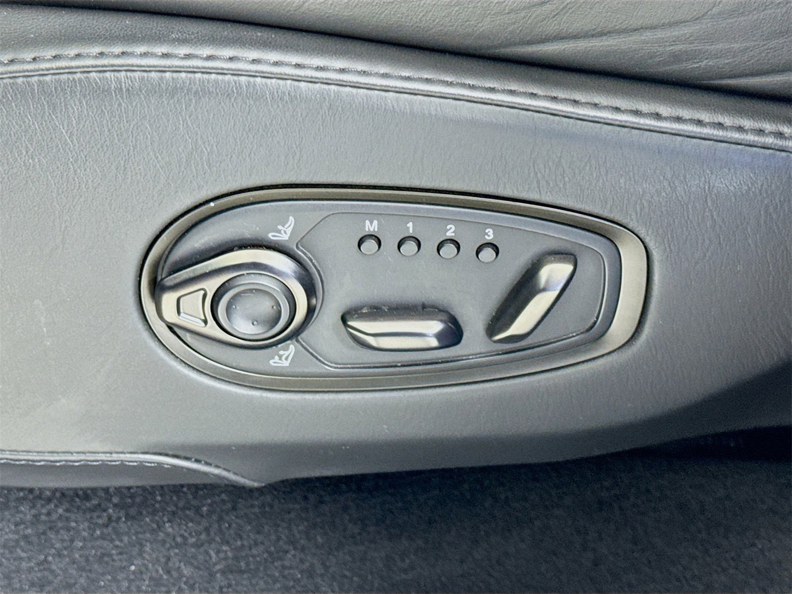 Used 2021 Aston Martin DBX image 19