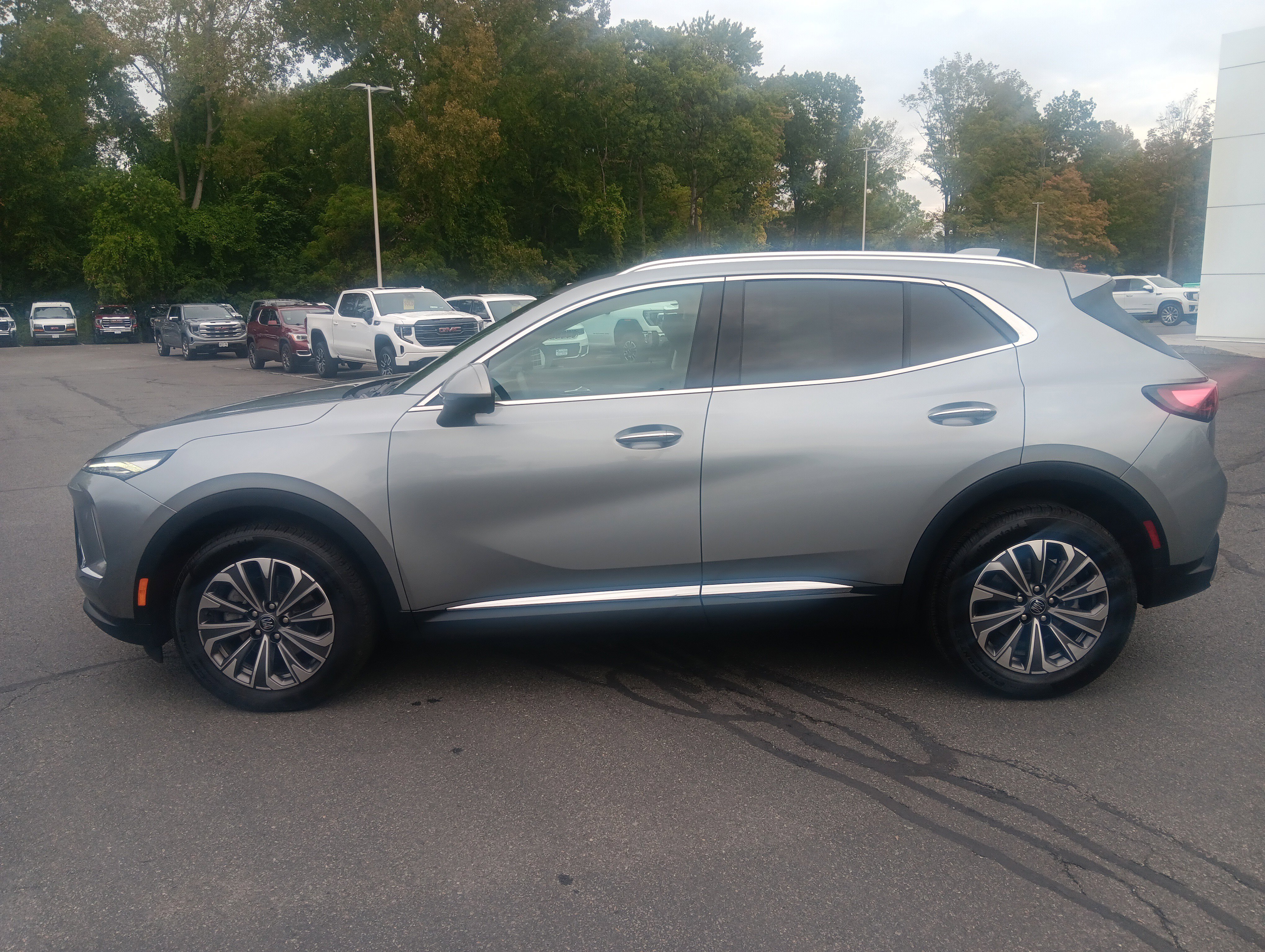 Used 2024 Buick Envision Preferred image 2