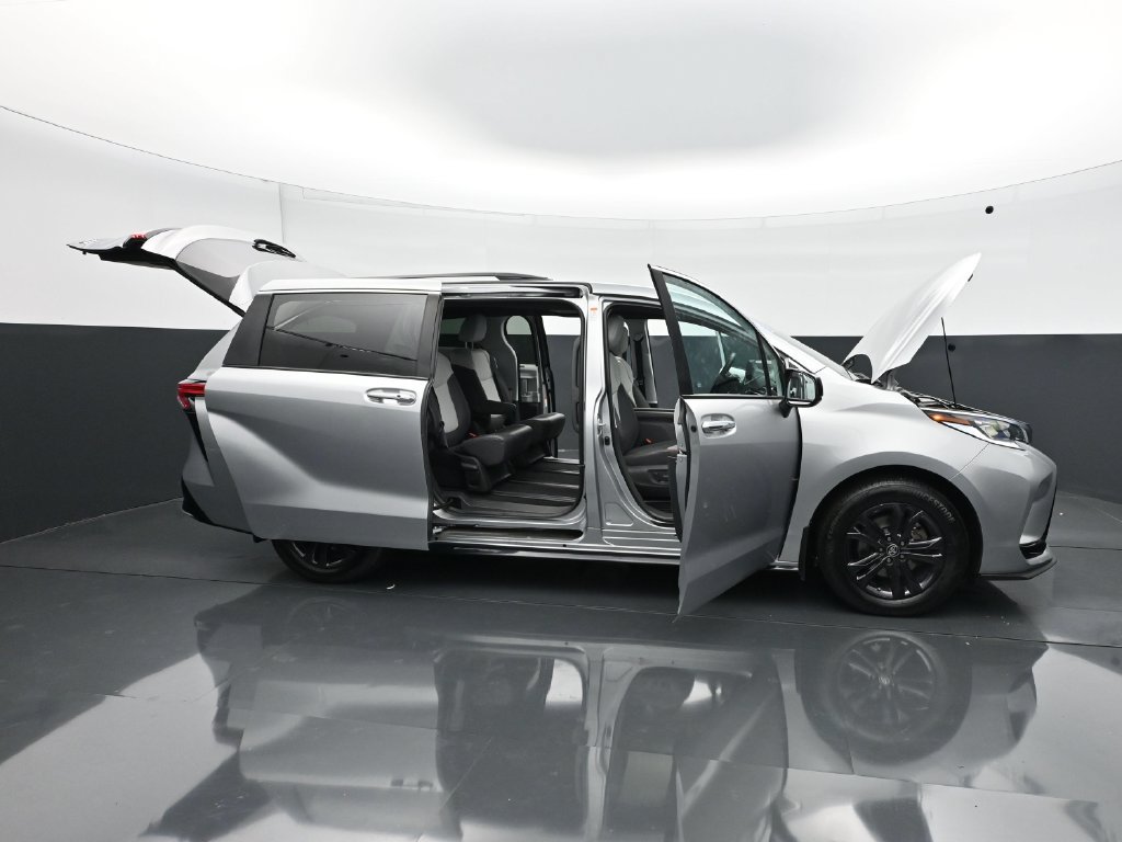 Used 2024 Toyota Sienna XSE AWD/4WD image 36