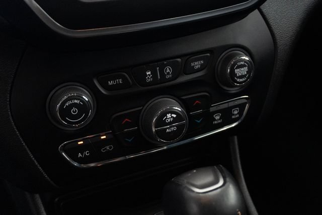 Used 2023 Jeep Cherokee Altitude Lux AWD/4WD image 9