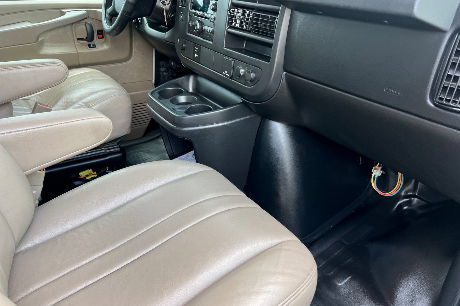 Used 2015 Chevrolet Express 4500 RWD image 17