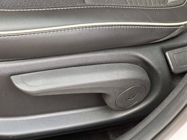 Used 2025 Hyundai Venue Limited FWD image 17