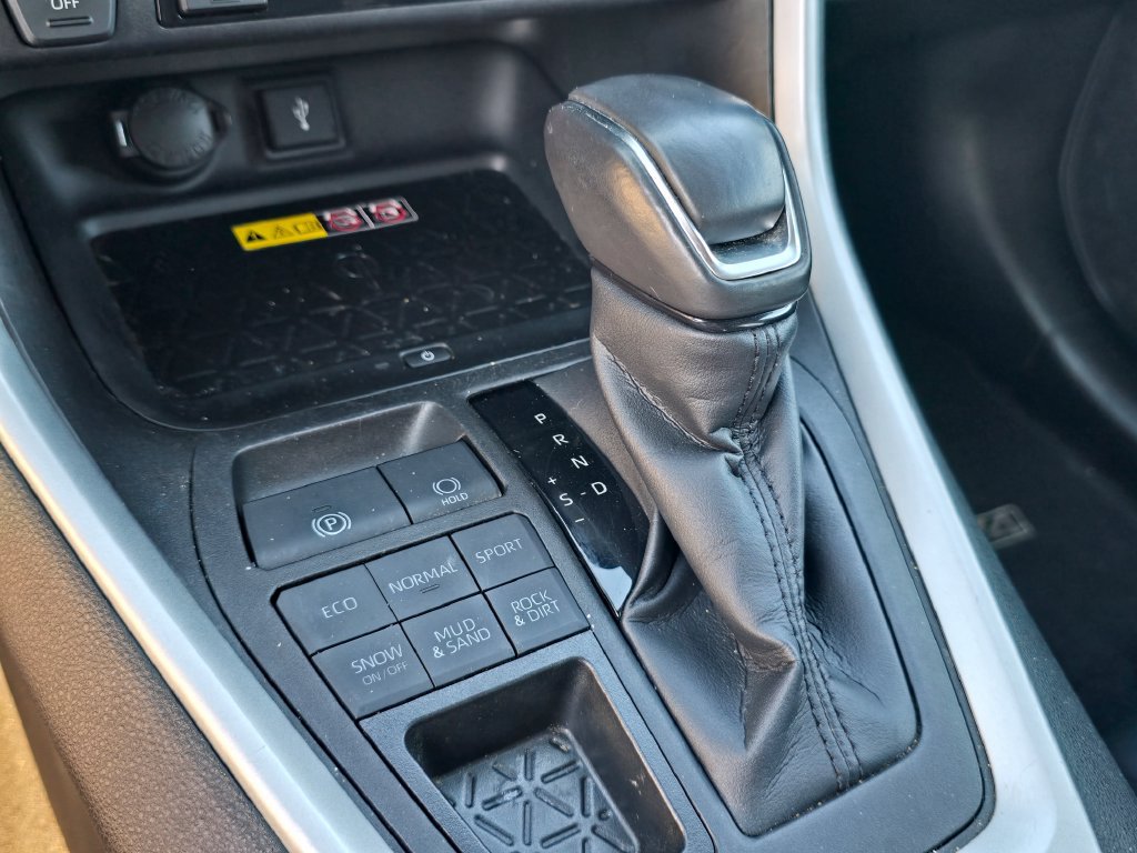 Used 2022 Toyota RAV4 XLE Premium AWD/4WD image 22