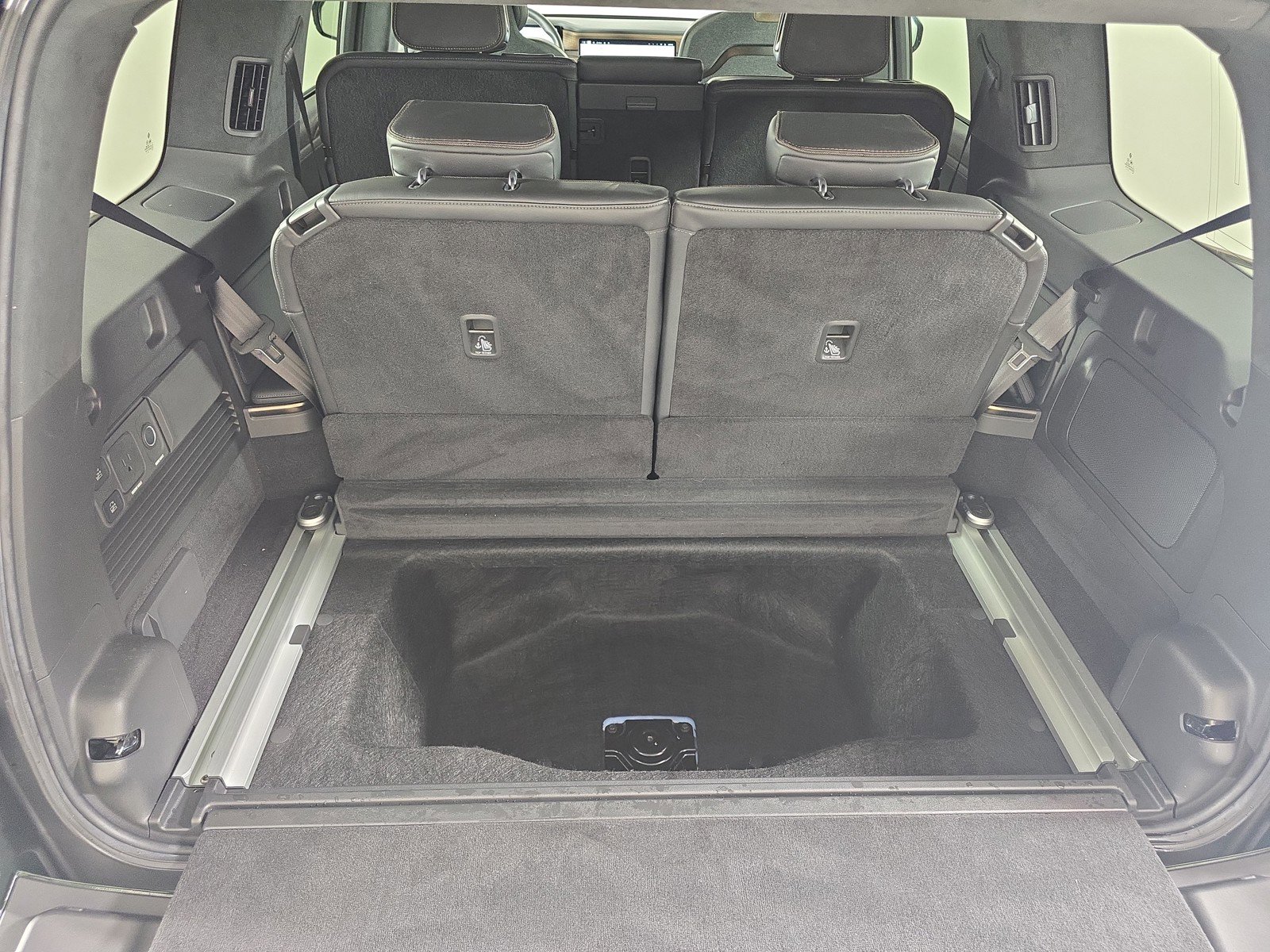 Used 2025 Rivian R1S Premium image 26