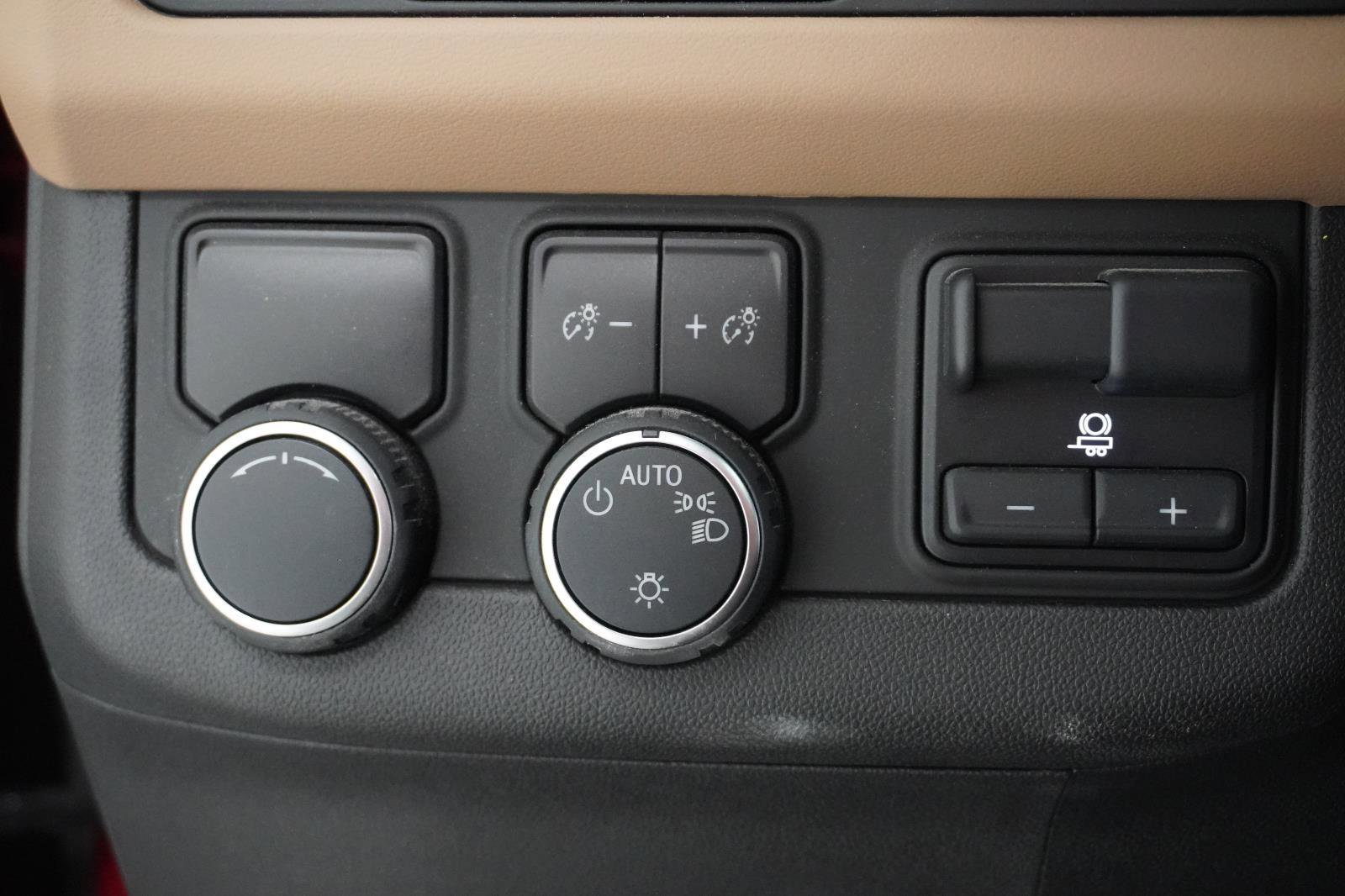 Used 2021 Chevrolet Suburban Premier w/ Premium Package image 21