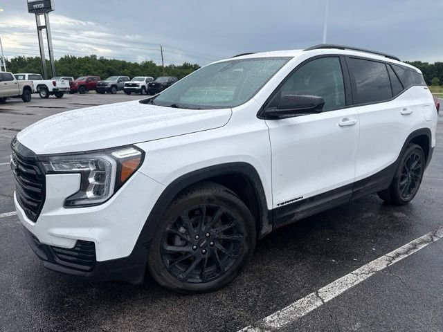 Used 2024 GMC Terrain SLE w/ Driver Convenience Package FWD image 5