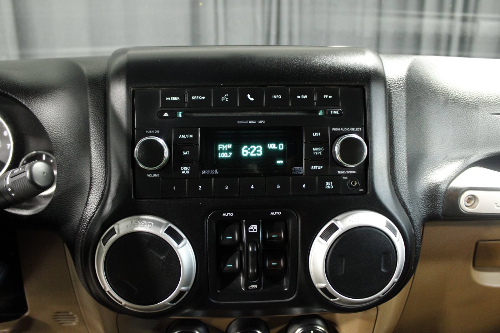 Used 2011 Jeep Wrangler Unlimited Sahara w/ Connectivity Group AWD/4WD image 14
