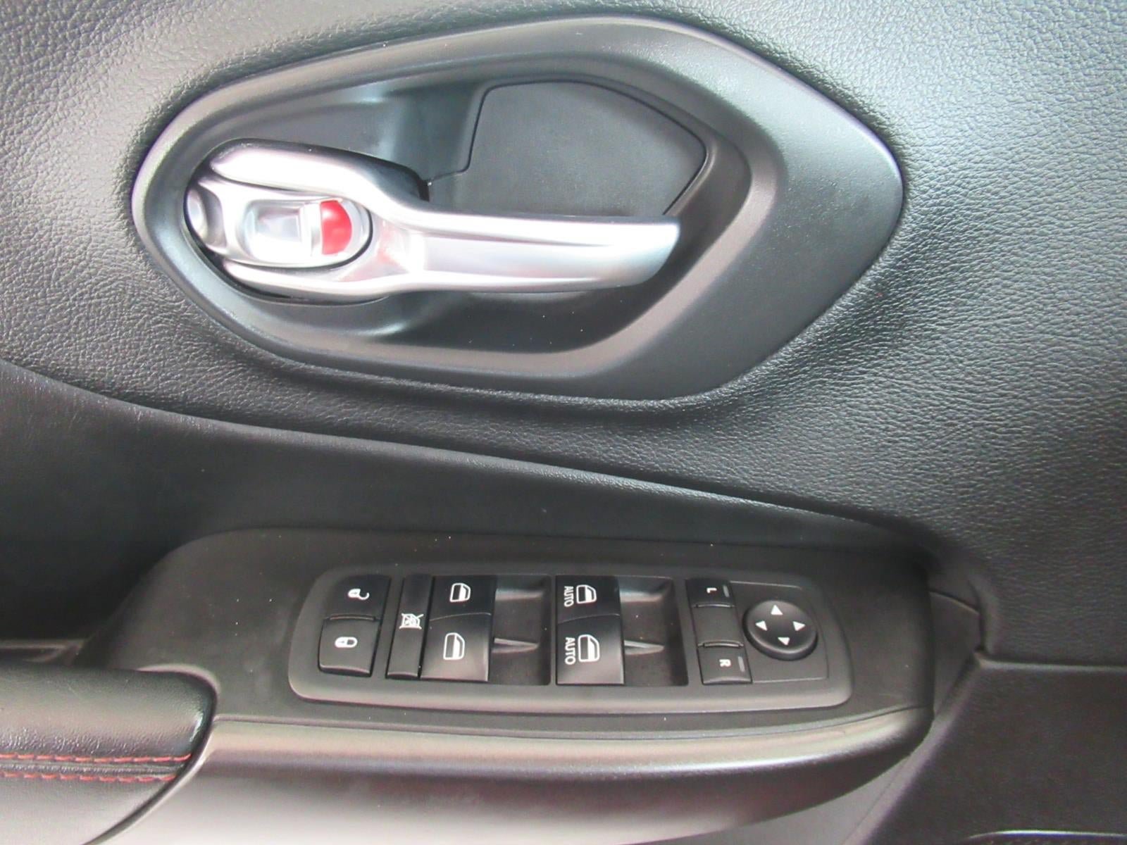 Used 2019 Jeep Cherokee Trailhawk w/ Comfort/Convenience Group AWD/4WD image 26